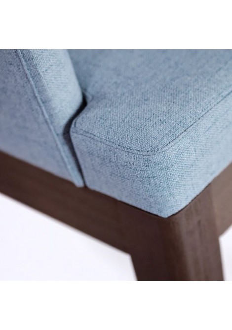 Καρέκλα υφασμάτινη KR125 με ξύλινα πόδια σε γαλάζιο χρώμα.